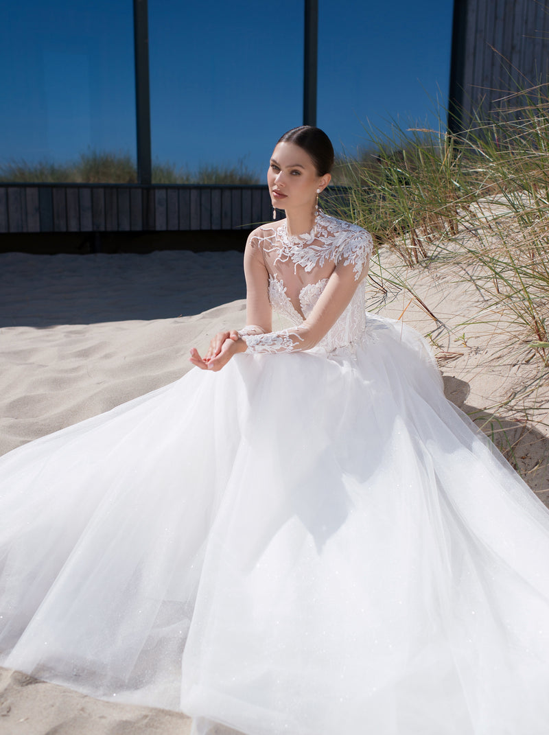 Vestido de novia evasé de manga larga transparente con un impresionante top de encaje