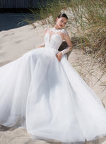 Robe de mariée trapèze à manches longues transparentes avec un superbe haut en dentelle