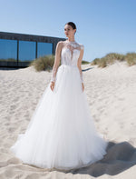 Robe de mariée trapèze à manches longues transparentes avec un superbe haut en dentelle