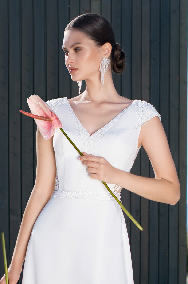 Robe de mariée minimaliste à manches courtes et col en V avec fente