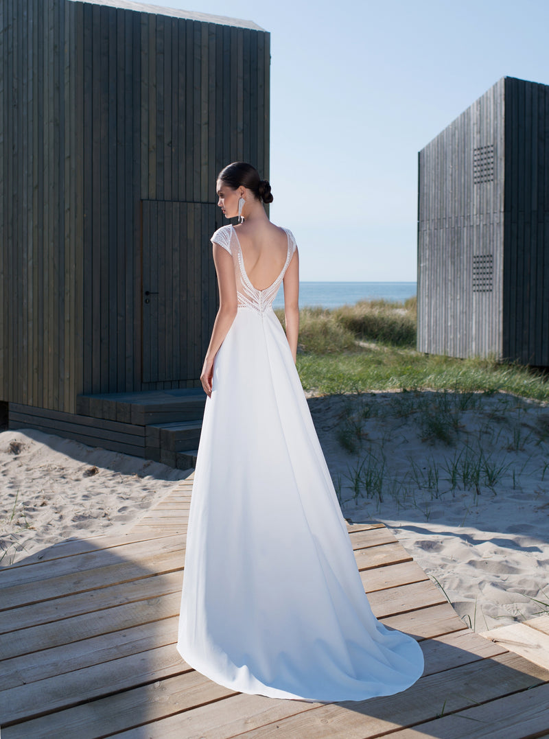 Vestido de novia minimalista con cuello en V, manga japonesa y abertura