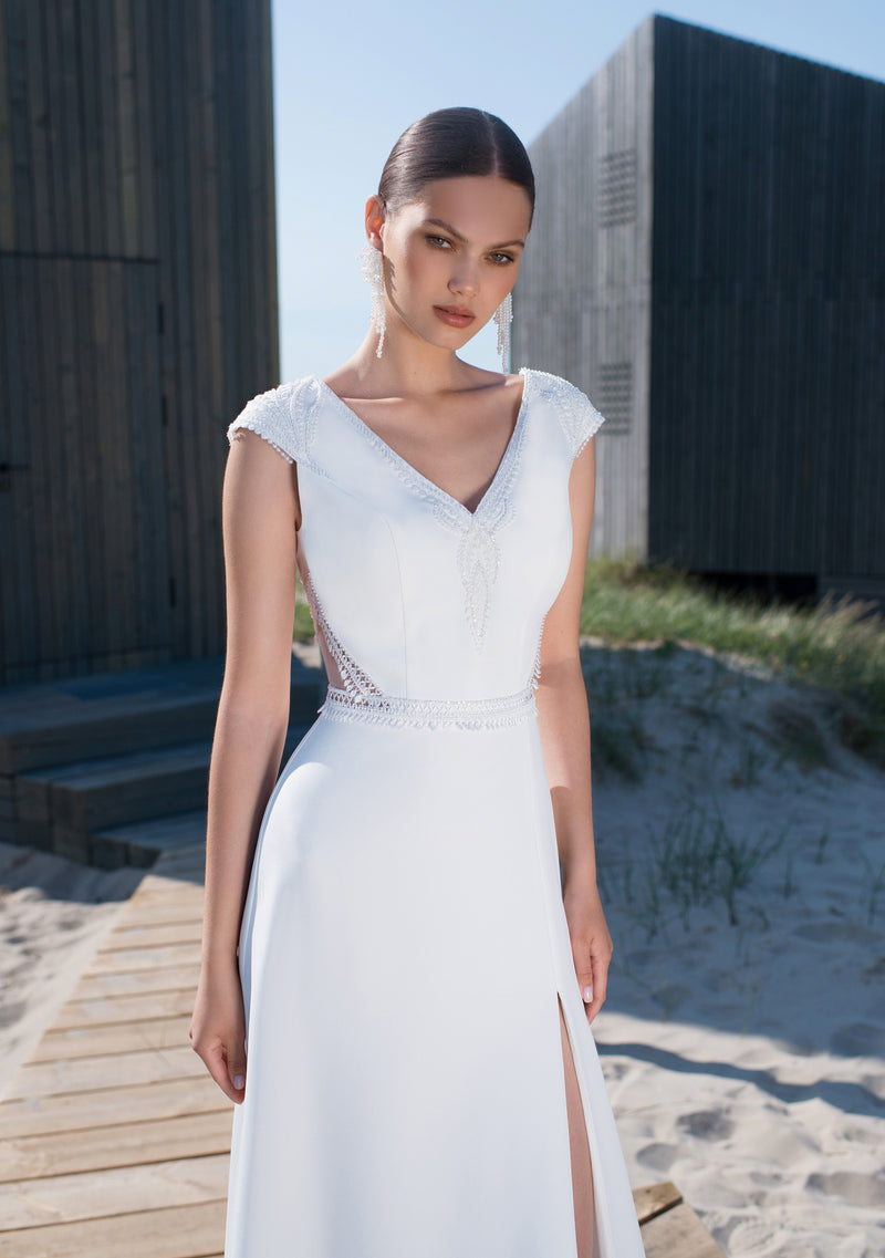 Vestido de novia minimalista con cuello en V, manga japonesa y abertura