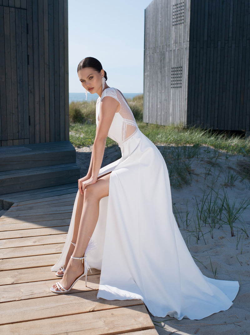 Robe de mariée minimaliste à manches courtes et col en V avec fente