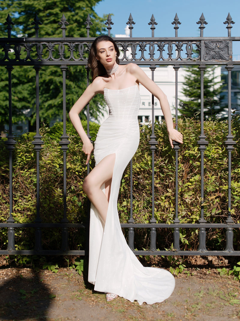 Robe de mariée midi sans bretelles à paillettes avec fente