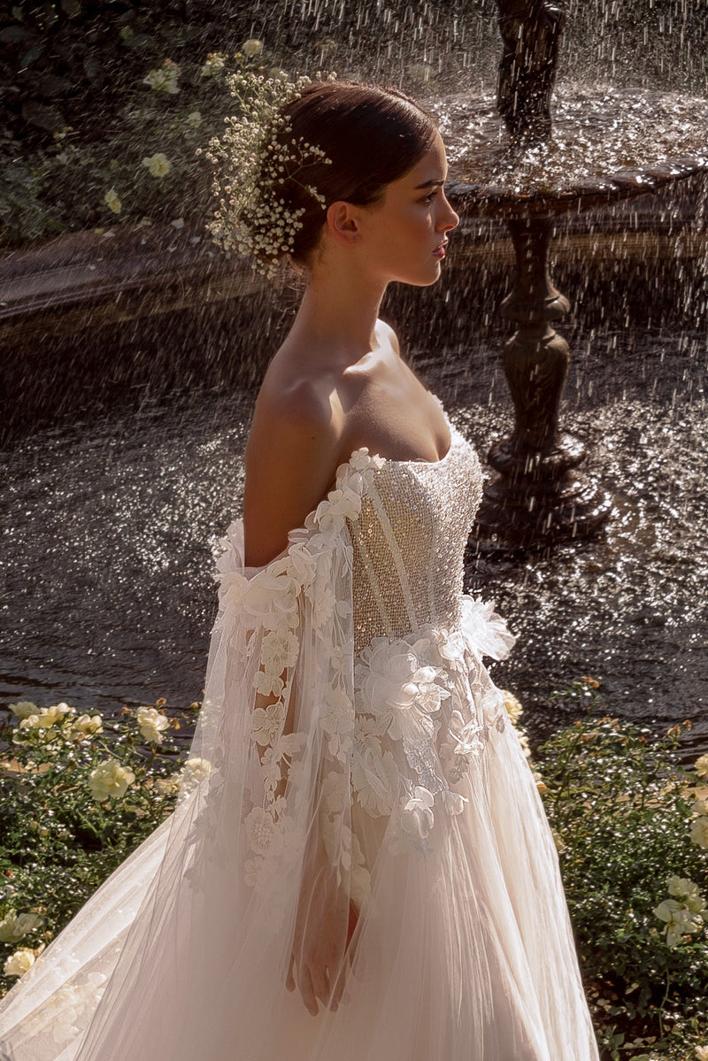 Vestido de novia princesa con flores 3D y alas extraíbles