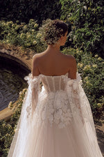 Vestido de novia princesa con flores 3D y alas extraíbles