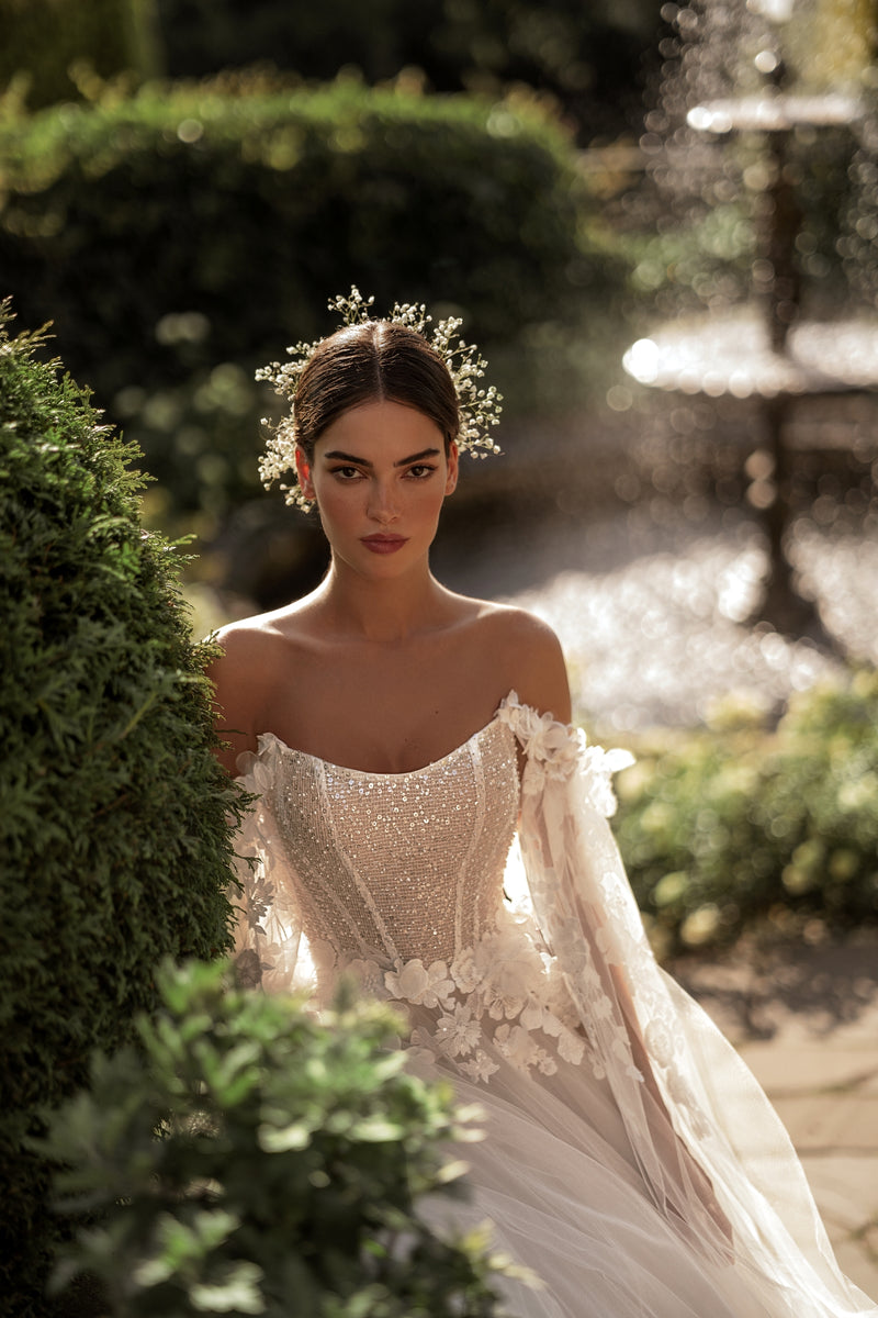 Vestido de novia princesa con flores 3D y alas extraíbles