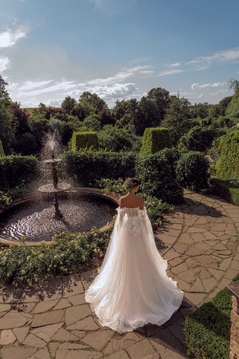 Vestido de novia princesa con flores 3D y alas extraíbles