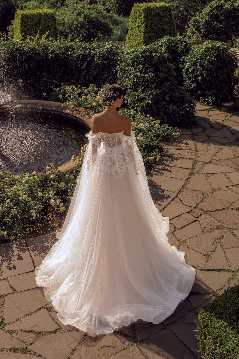 Vestido de novia princesa con flores 3D y alas extraíbles