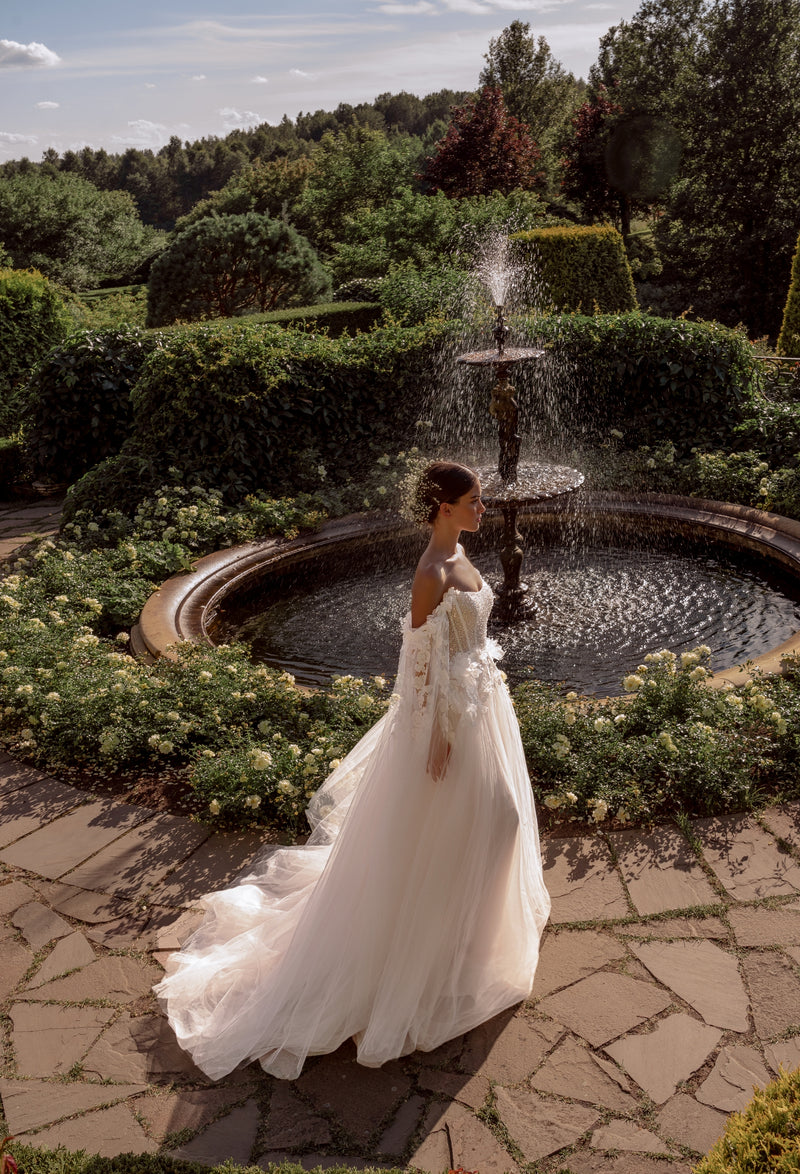 Vestido de novia princesa con flores 3D y alas extraíbles