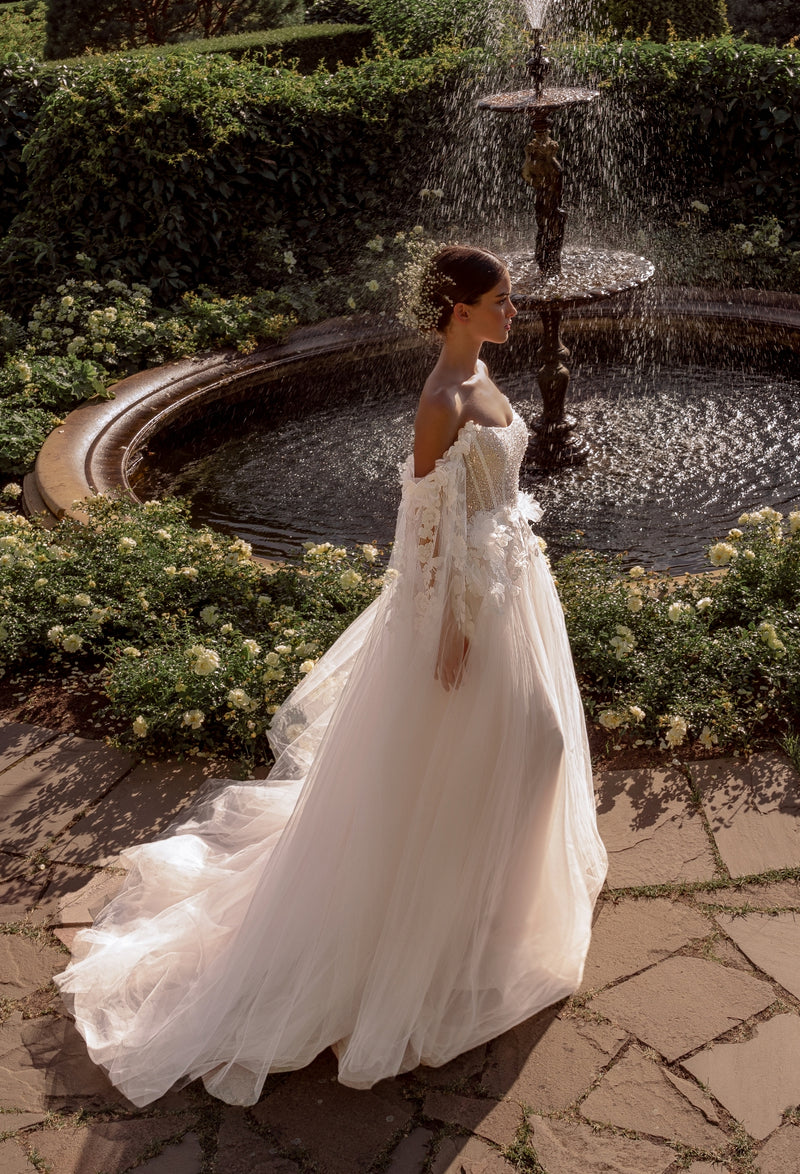 Vestido de novia princesa con flores 3D y alas extraíbles