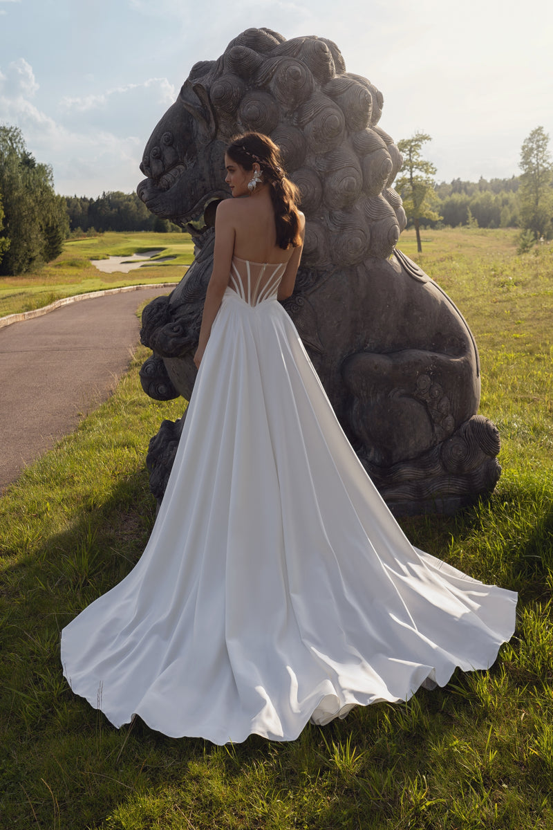 Vestido de novia evasé con escote corazón y abertura