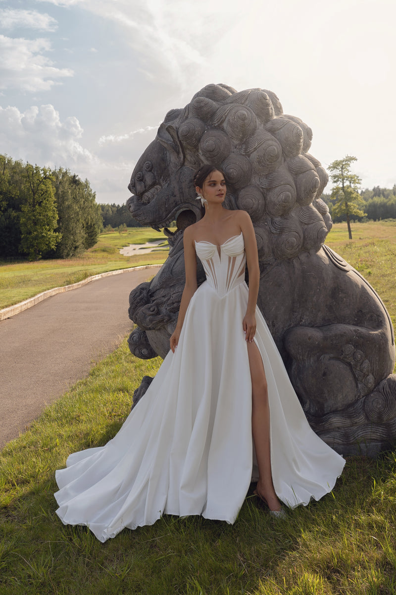 Robe de mariée trapèze avec décolleté en cœur et fente