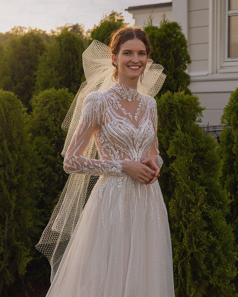 Vestido de novia con purpurina y cuello alto de manga larga