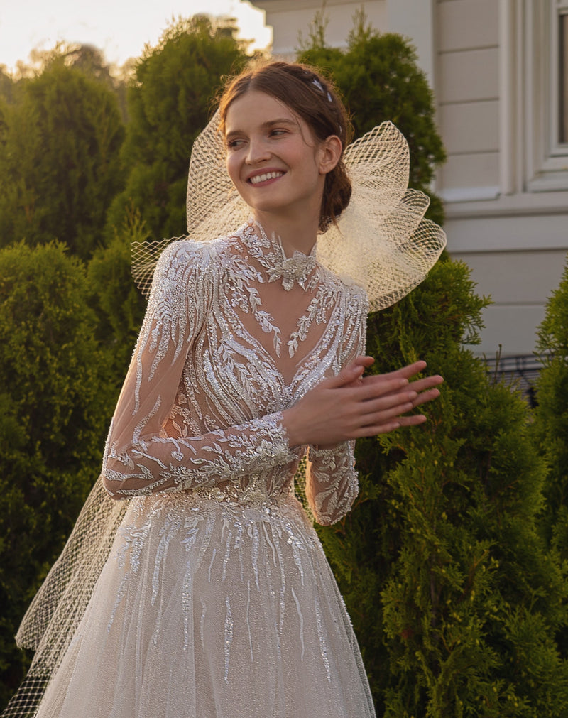 Vestido de novia con purpurina y cuello alto de manga larga