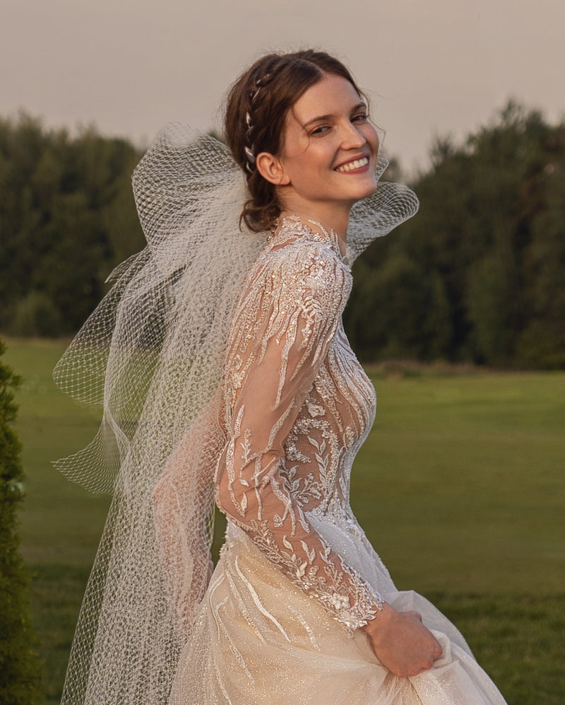 Vestido de novia con purpurina y cuello alto de manga larga