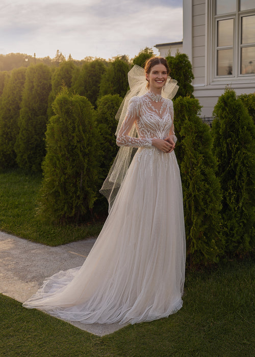 Vestido de novia con purpurina y cuello alto de manga larga