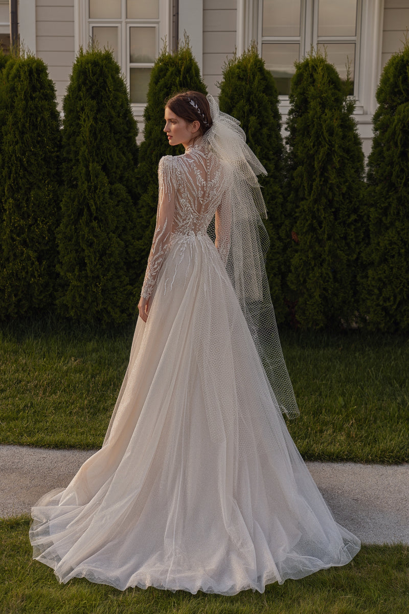 Vestido de novia con purpurina y cuello alto de manga larga