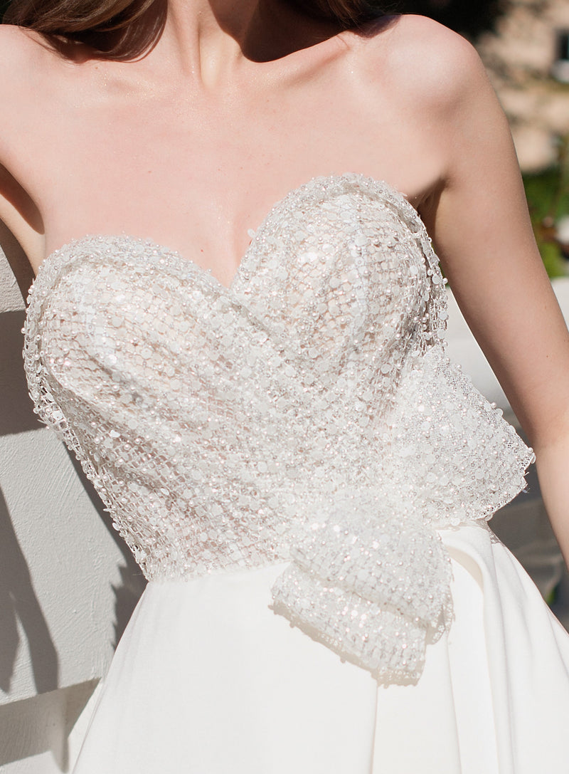 Vestido de novia evasé sin tirantes con escote corazón y bolsillos