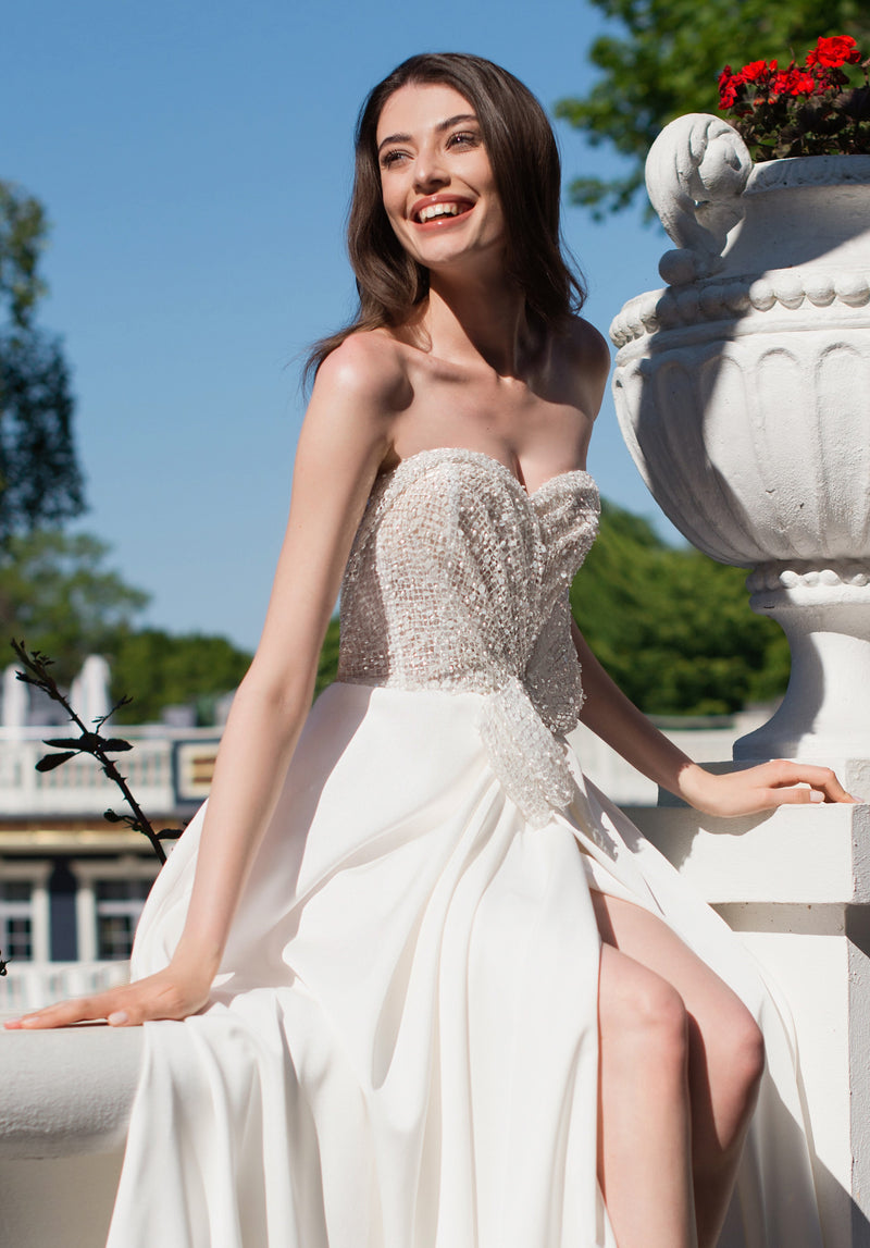 Vestido de novia evasé sin tirantes con escote corazón y bolsillos