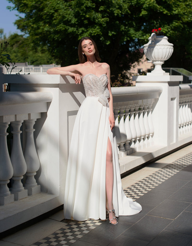 Vestido de novia evasé sin tirantes con escote corazón y bolsillos