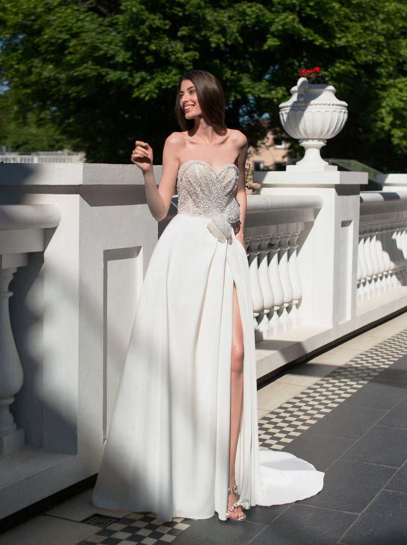 Vestido de novia evasé sin tirantes con escote corazón y bolsillos