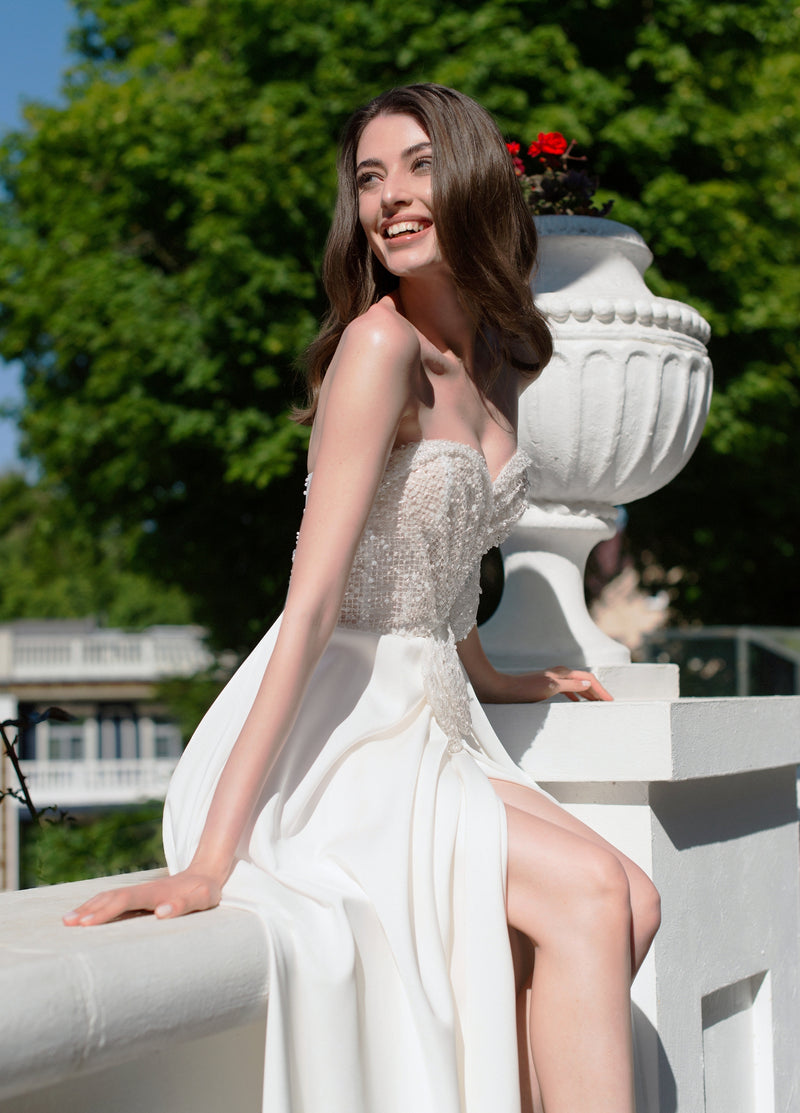 Vestido de novia evasé sin tirantes con escote corazón y bolsillos