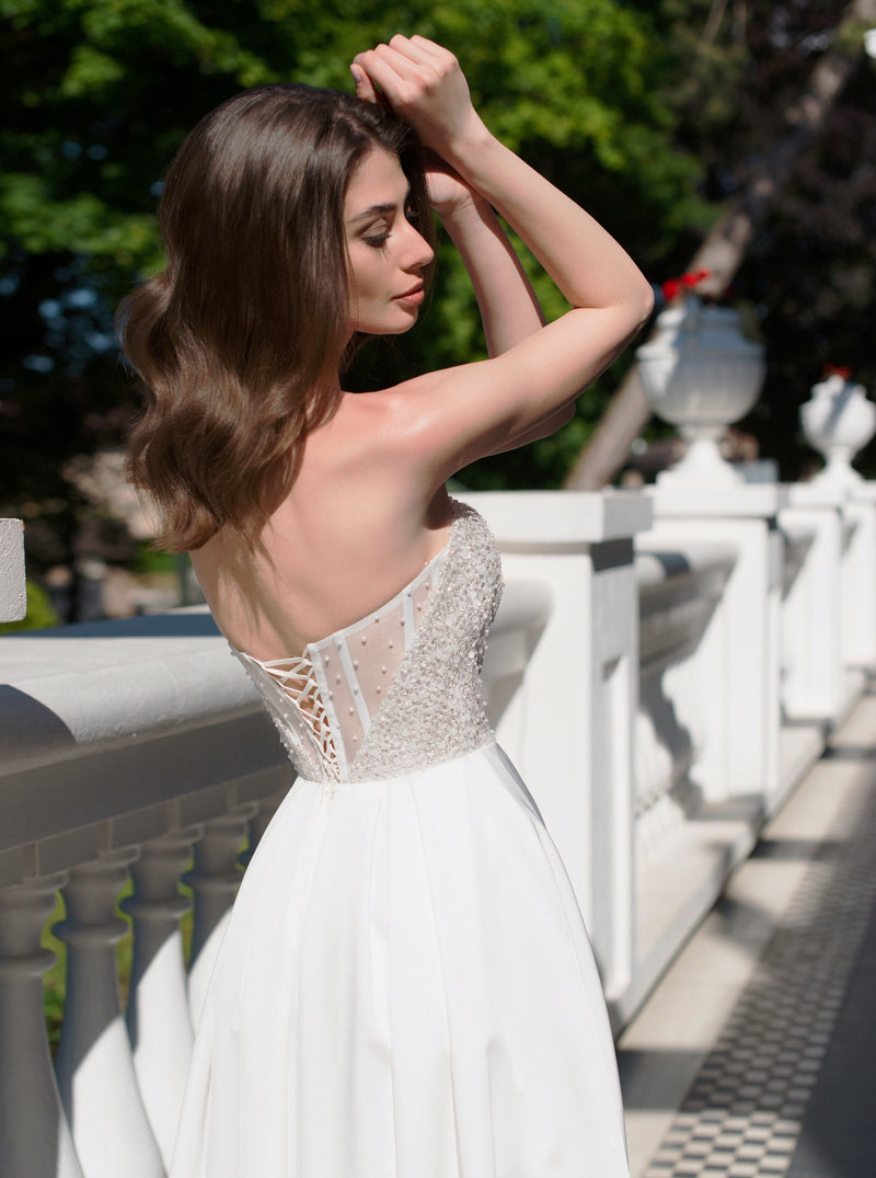 Vestido de novia evasé sin tirantes con escote corazón y bolsillos