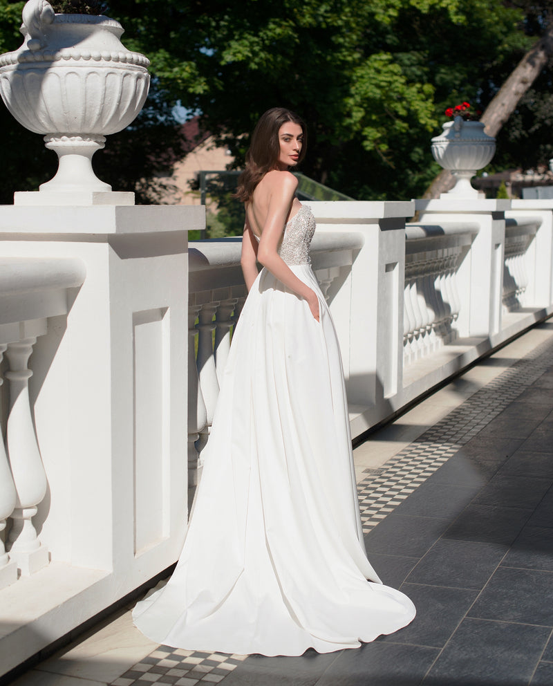 Vestido de novia evasé sin tirantes con escote corazón y bolsillos