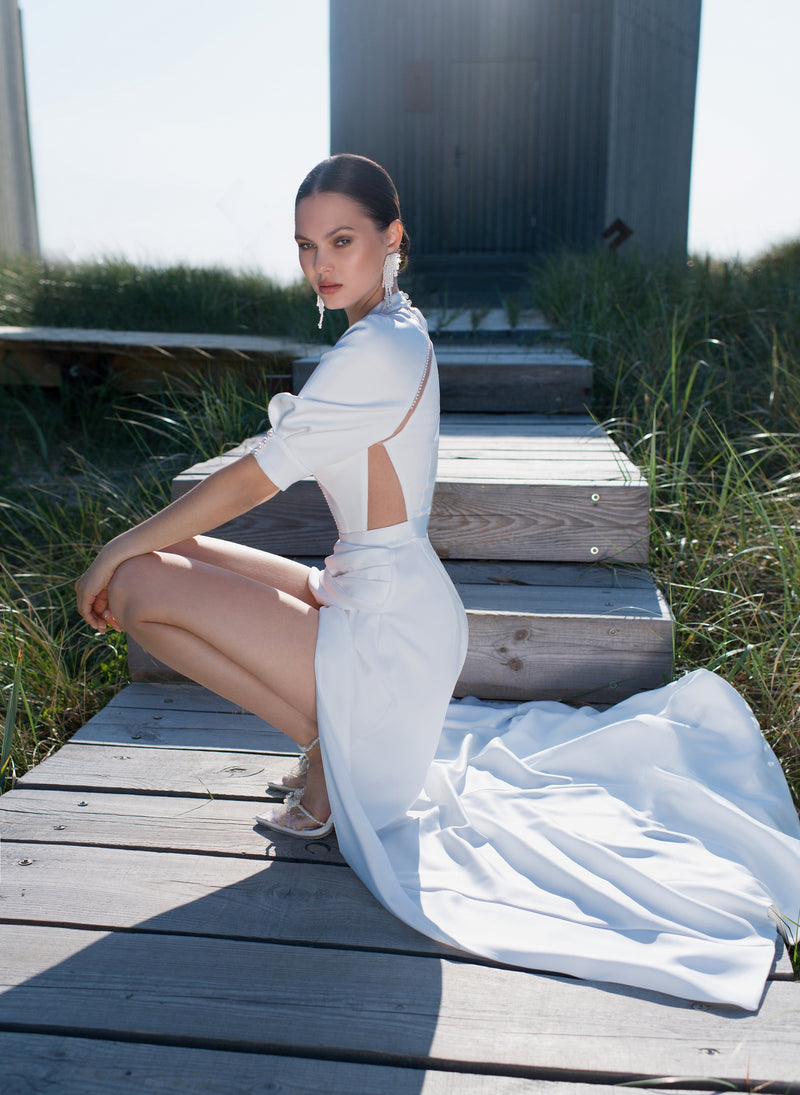 Vestido de novia minimalista de manga corta con abertura sexy