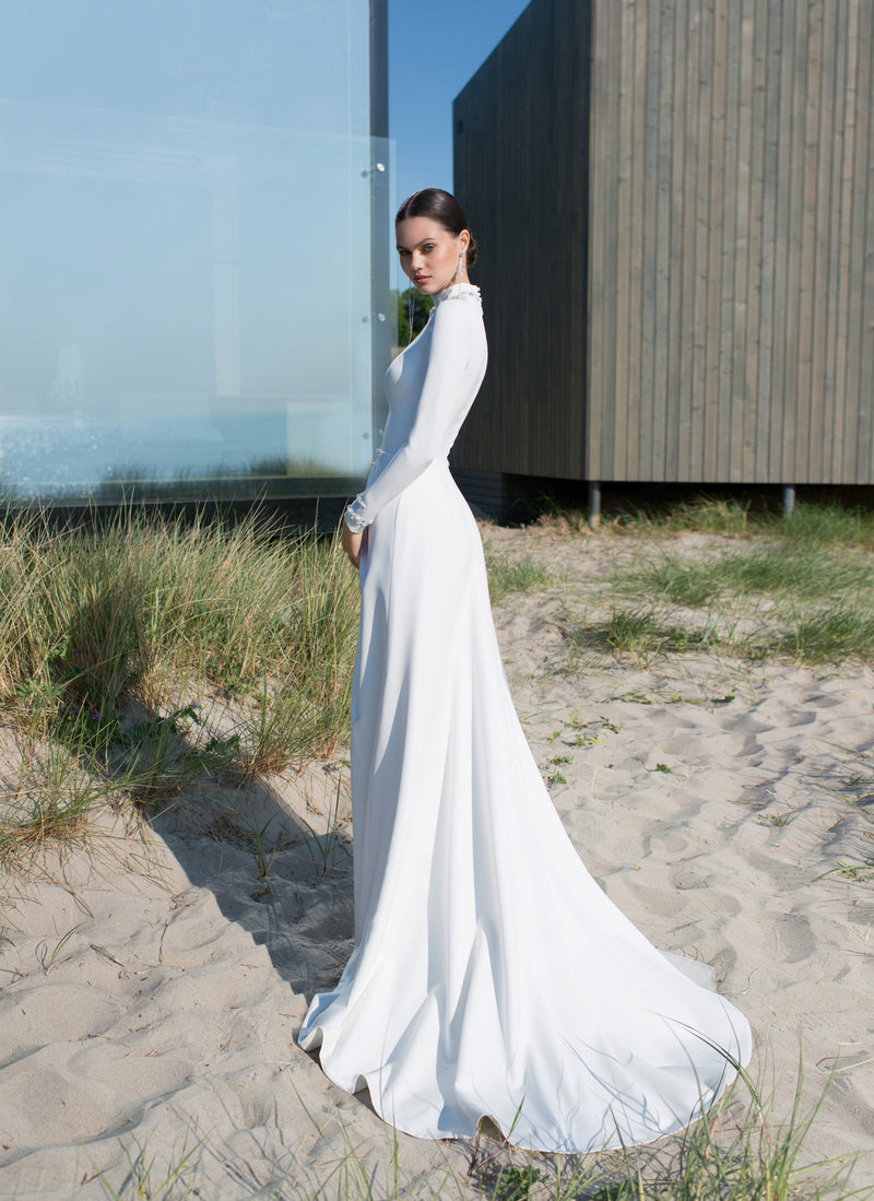 Vestido de novia elegante con cuello alto y manga larga