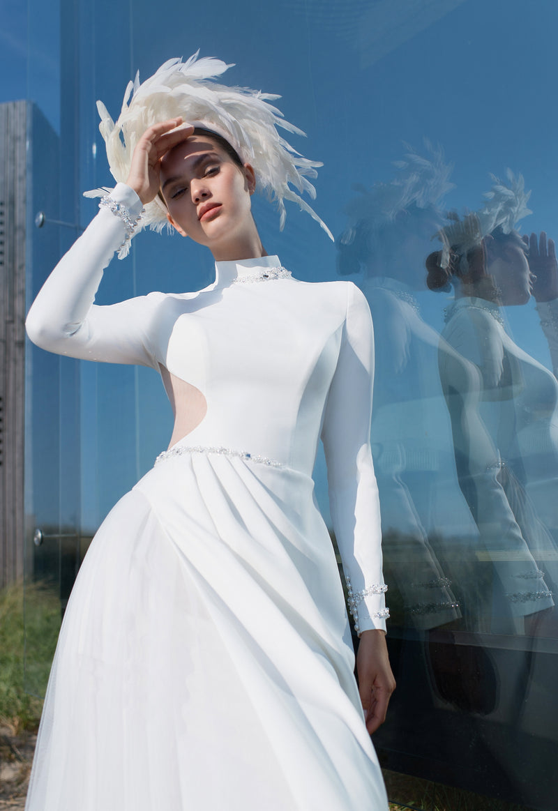 Vestido de novia elegante con cuello alto y manga larga