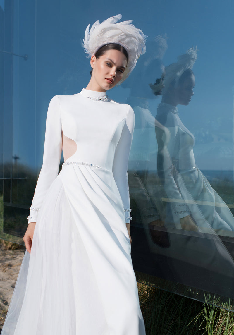 Vestido de novia elegante con cuello alto y manga larga