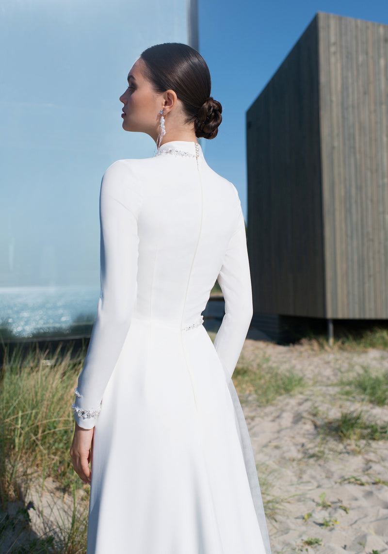 Vestido de novia elegante con cuello alto y manga larga