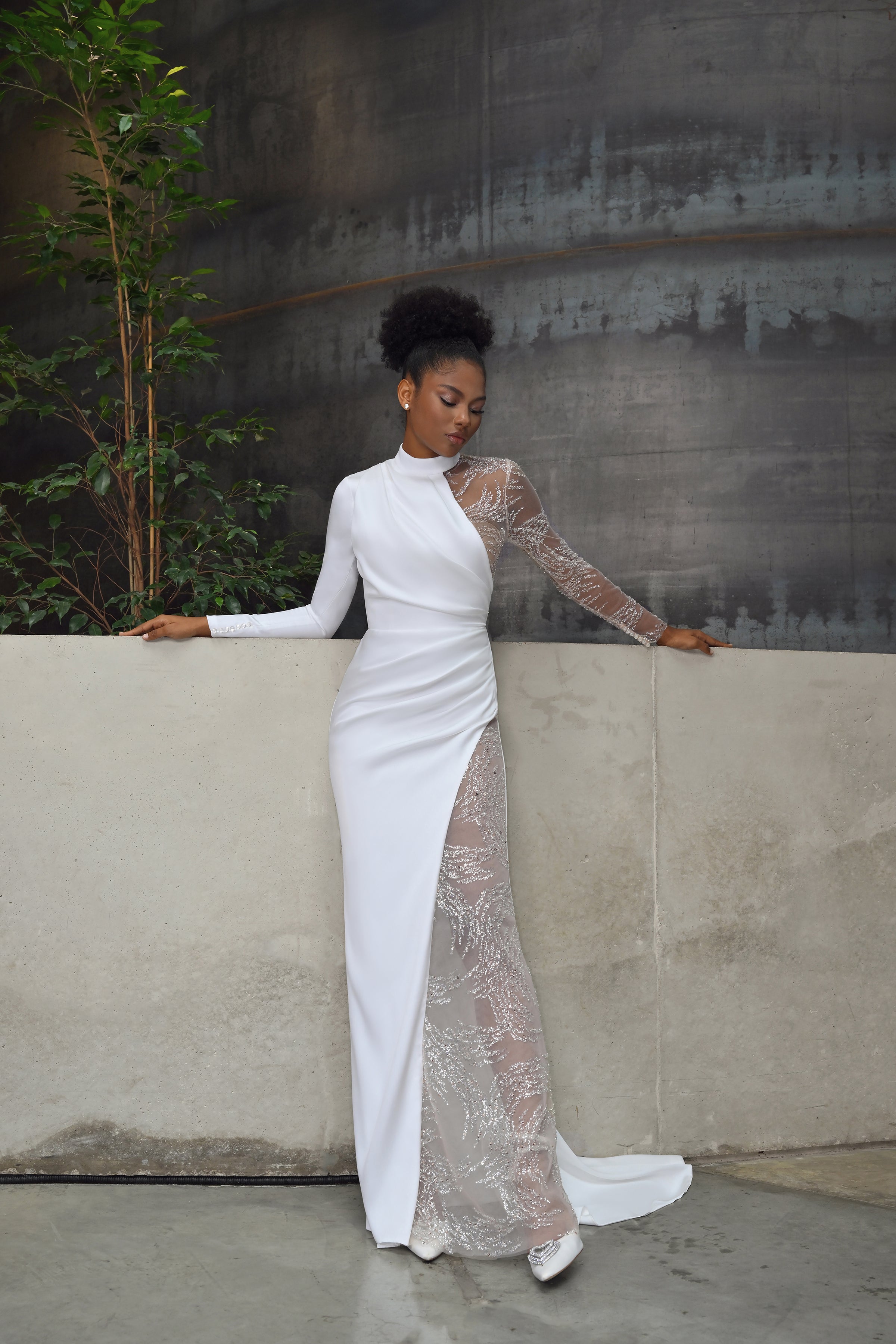 One-Shoulder Halter Neck Asymmetric High Slit Bridal Dress One-Shoulder Halter Neck Asymmetric High Slit Bridal Dress