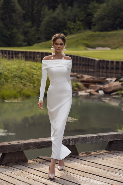 Vestido blanco minimalista elegante con hombros descubiertos