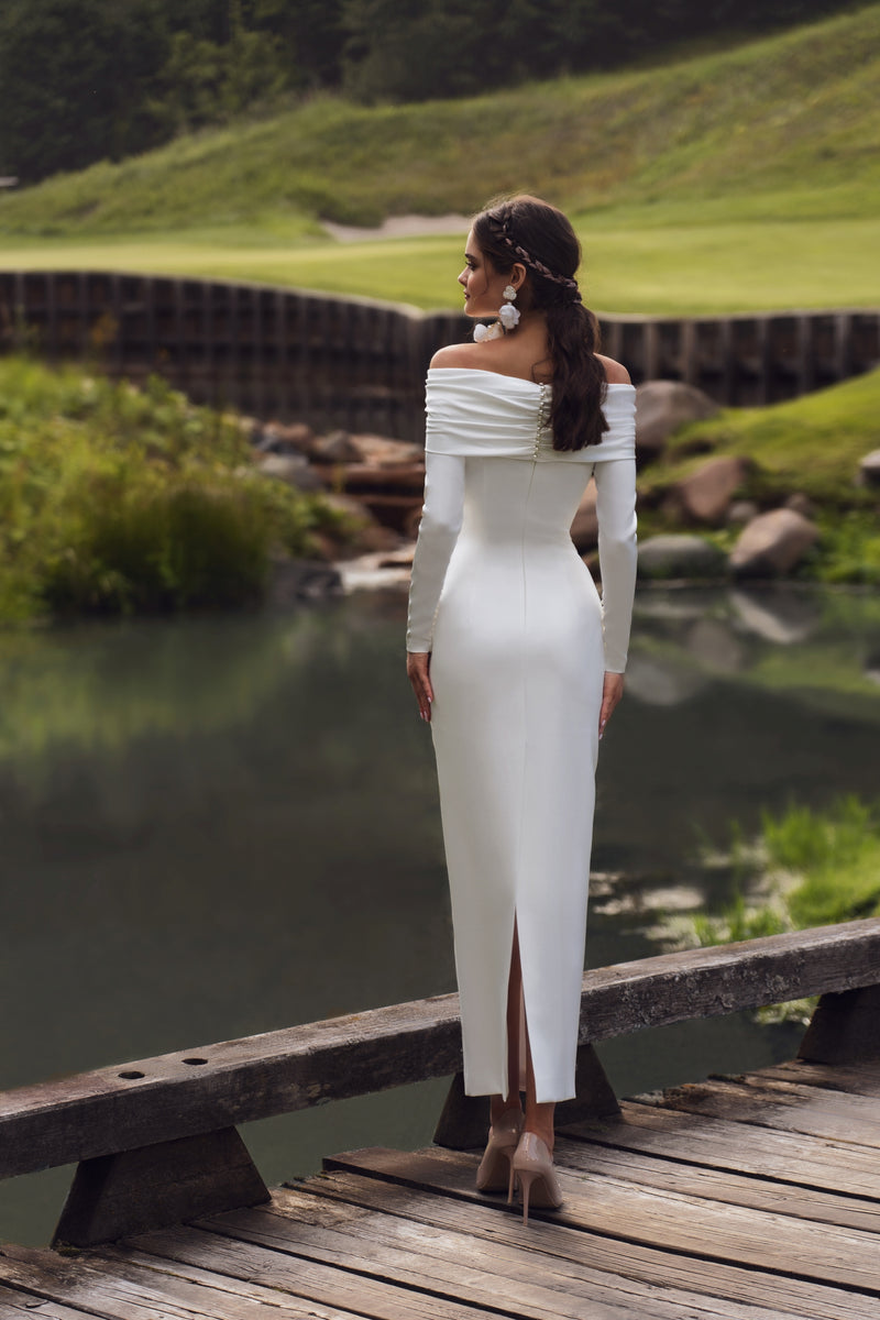 Vestido blanco minimalista elegante con hombros descubiertos