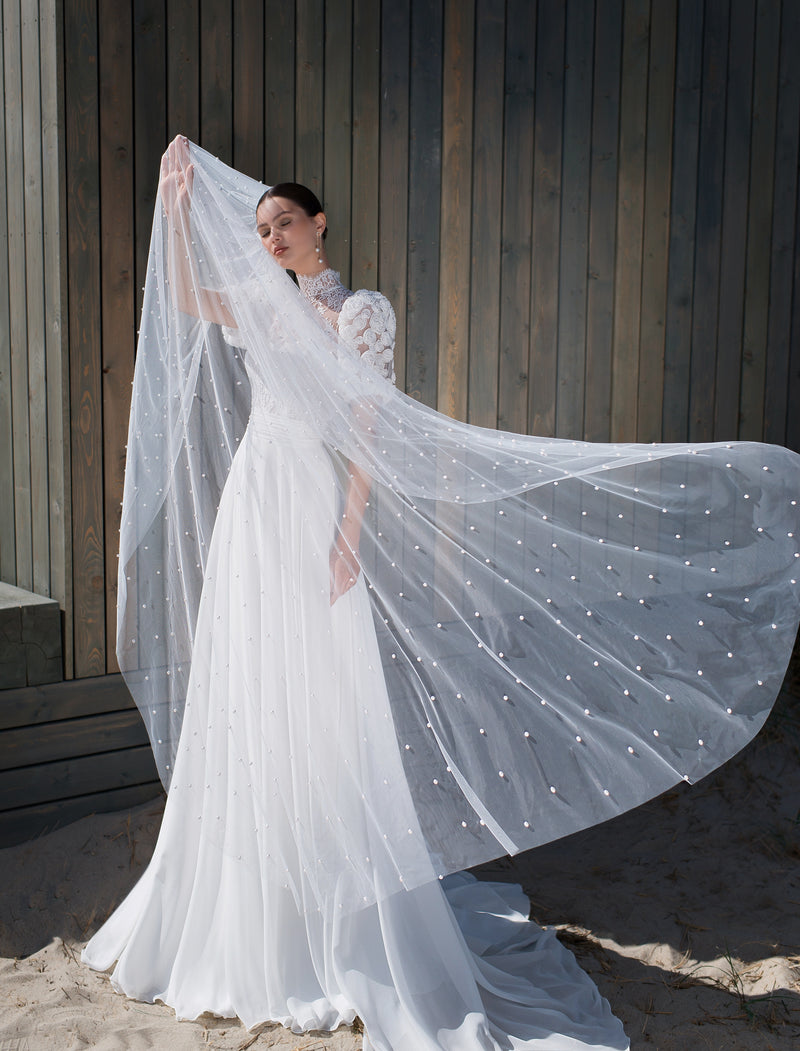 Exquisito vestido de novia de manga corta con un top único