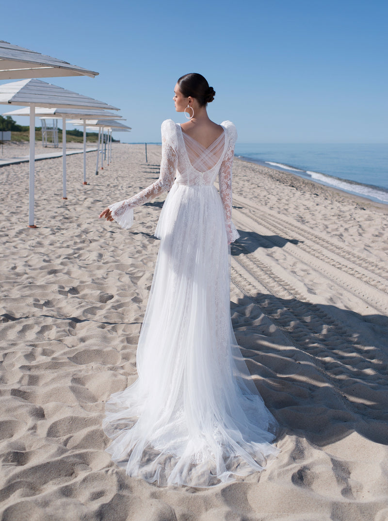 Vestido de novia de corte A con cuello en V y exquisitas mangas largas de encaje