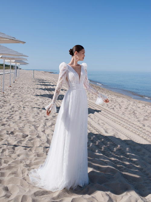 Vestido de novia de corte A con cuello en V y exquisitas mangas largas de encaje