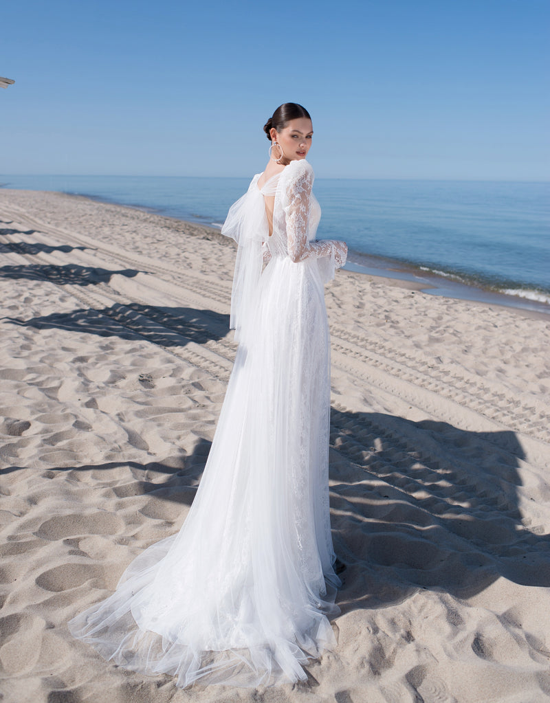 Vestido de novia de corte A con cuello en V y exquisitas mangas largas de encaje