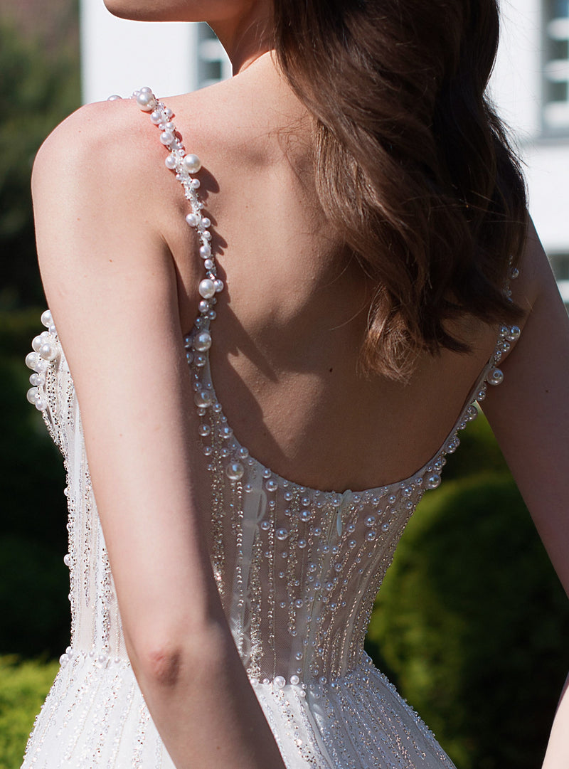 Vestido de novia de corte A con purpurina y escote en forma de corazón con tirantes finos nacarados