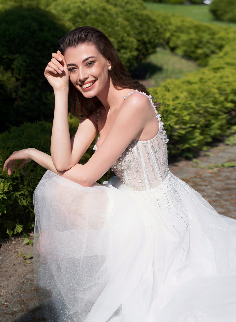 Vestido de novia de corte A con purpurina y escote en forma de corazón con tirantes finos nacarados