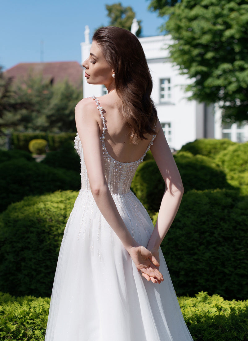 Robe de mariée trapèze nacrée à bretelles spaghetti et paillettes