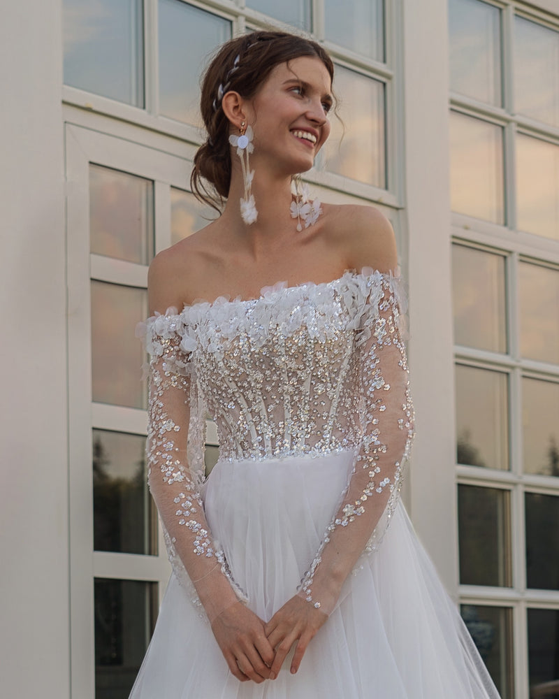 Vestido de novia evasé con hombros descubiertos y detalles exquisitos