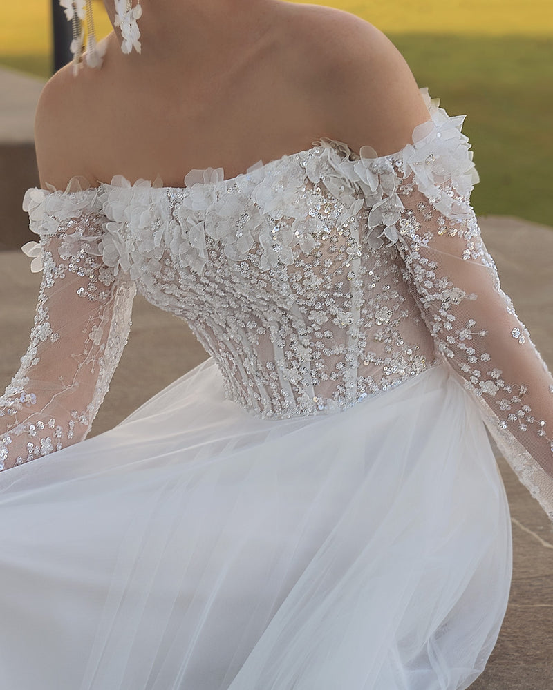 Vestido de novia evasé con hombros descubiertos y detalles exquisitos