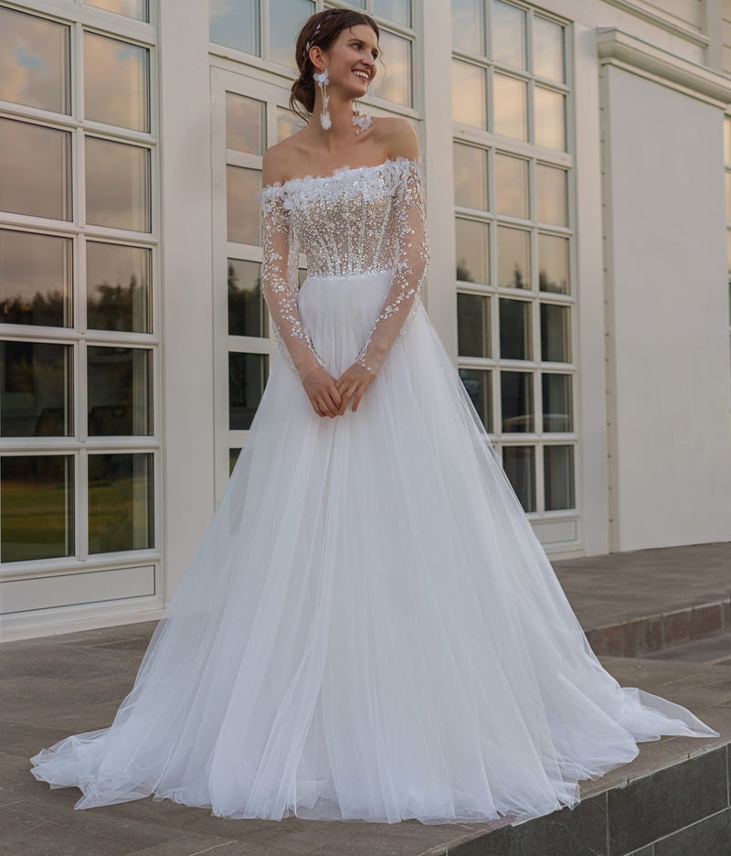 Vestido de novia evasé con hombros descubiertos y detalles exquisitos