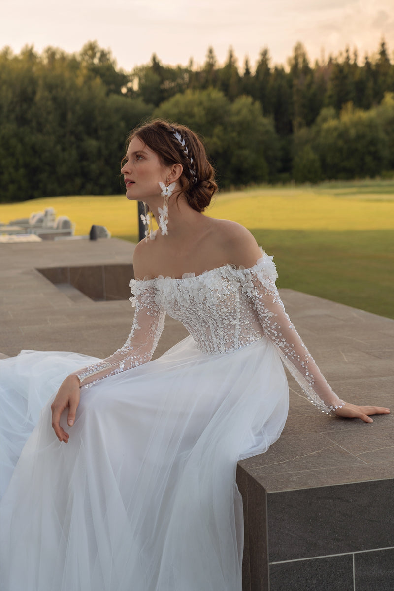 Vestido de novia evasé con hombros descubiertos y detalles exquisitos