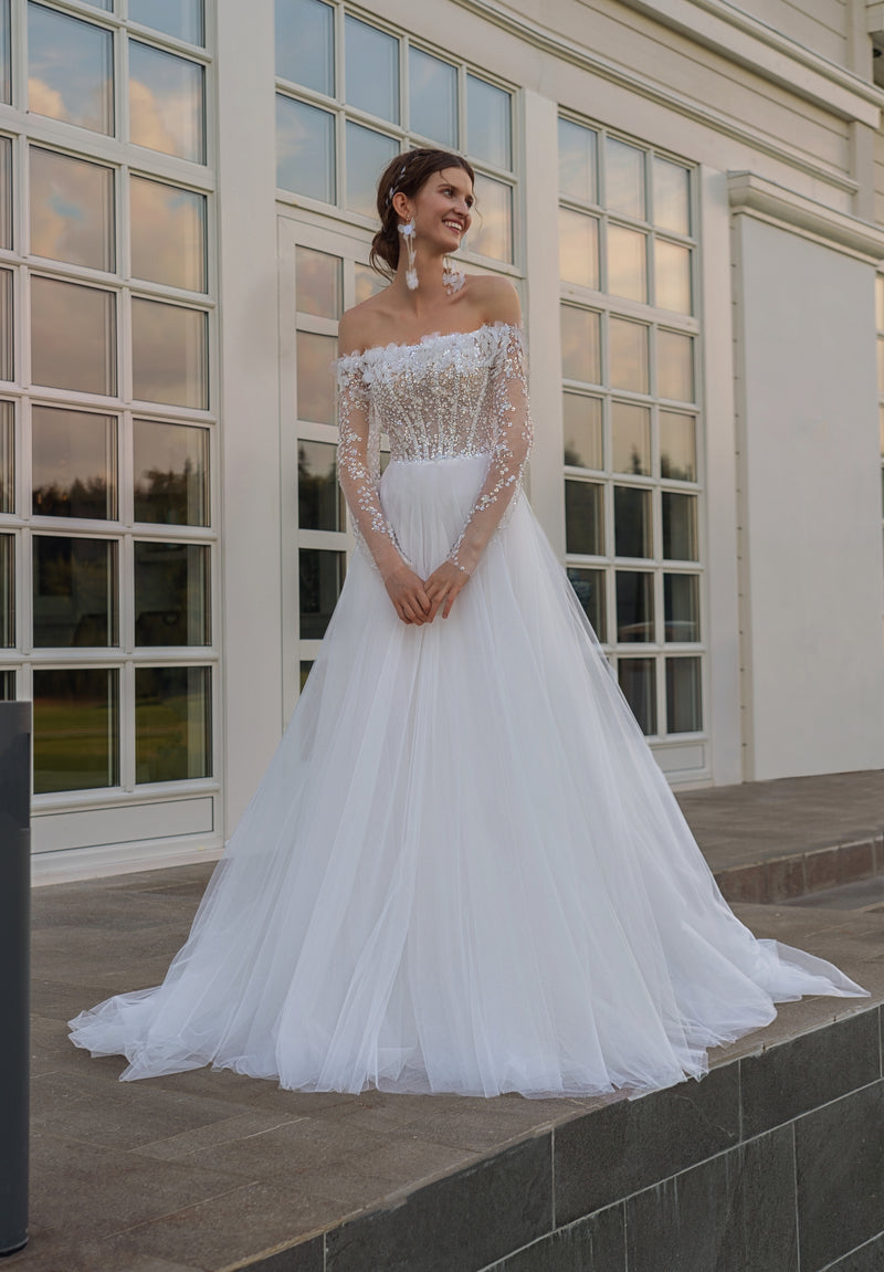 Vestido de novia evasé con hombros descubiertos y detalles exquisitos