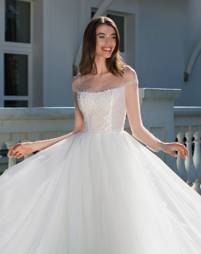Vestido de novia de princesa romántico con escote transparente y hombros descubiertos